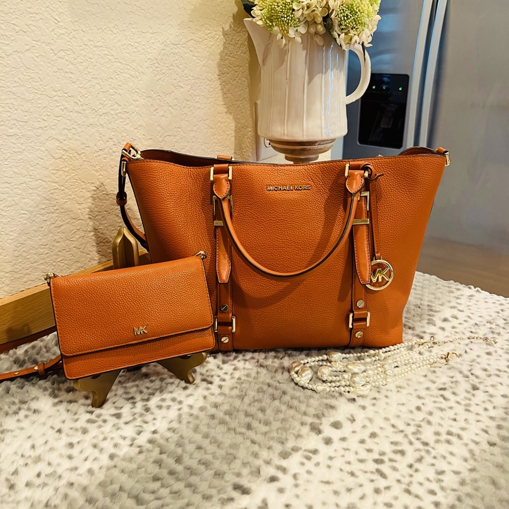 Purse and wallet combination. Willing to sell separately if interested!